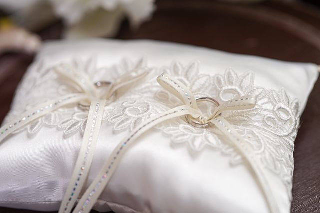 購入特典のリングピローに置いた状態です。