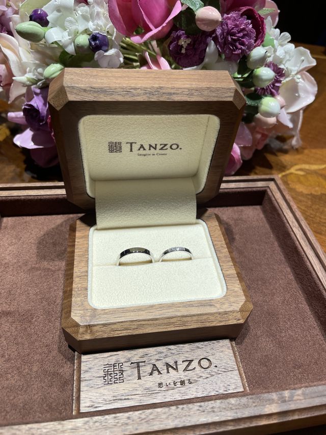 動く度にダイヤがキラキラ輝いて可愛い。2本とも平打ち角丸