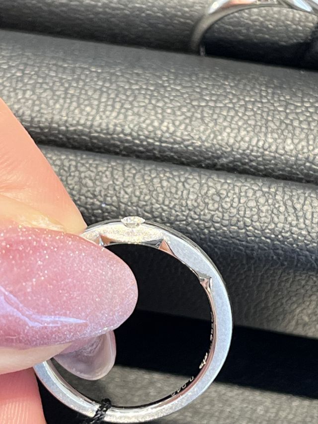 横からもダイヤモンドに光を集めるデザインに惹かれました。