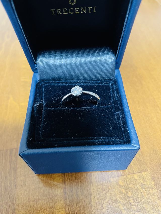 ボックスに入った状態の婚約指輪です。