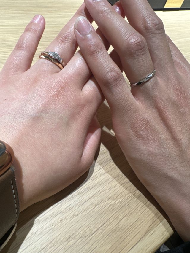 可愛くも上品さがあり、真ん中の部分が輝いてて素敵な指輪です。