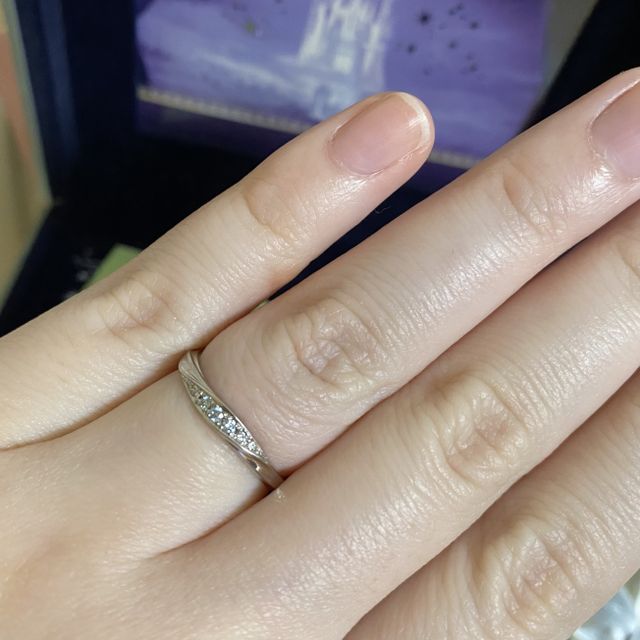 ブルーのダイヤがグラデーションで入っています。