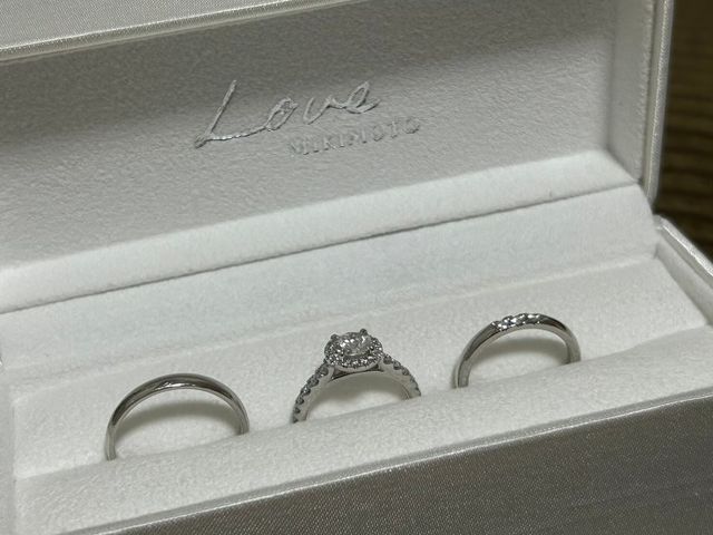 両端のものが結婚指輪です。ダイヤが3石でも存在感があります。