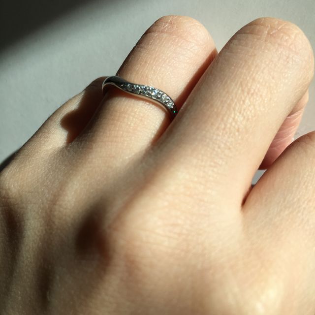 V字ラインで指を綺麗に見せてくれるので気に入っています