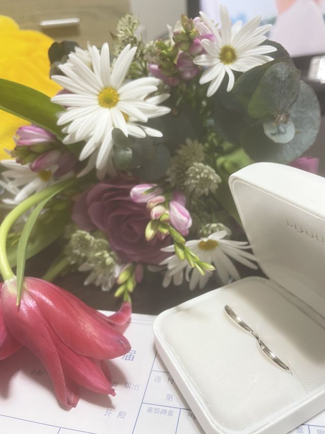 知り合いの方がお花を作って下さったので指輪と一緒に写真撮った