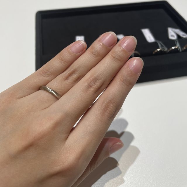 ストレートの艶消し加工、ダイヤ1粒です。