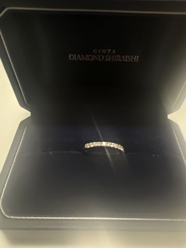 細身のリングでダイヤモンドがたくさん。