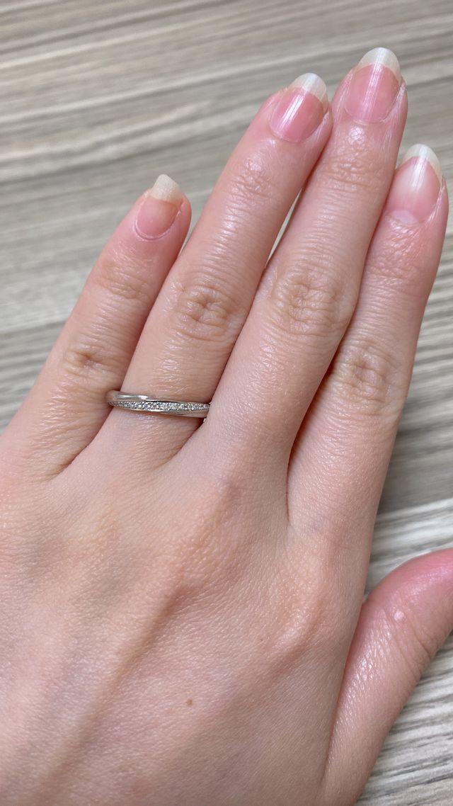 ダイヤモンドが斜めになったデザインで気に入りました。