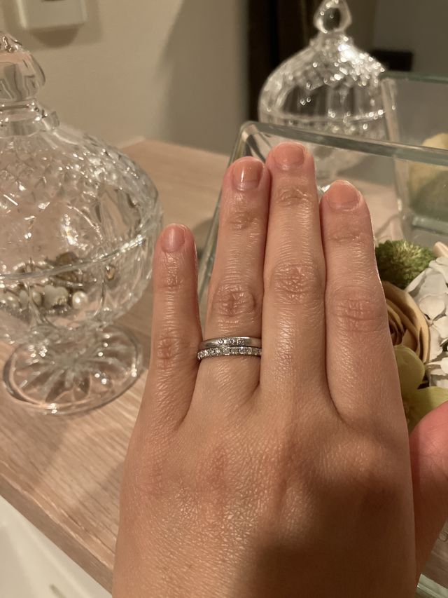 下の指輪が今回購入した指輪。重ね付けのエタニティーリング。