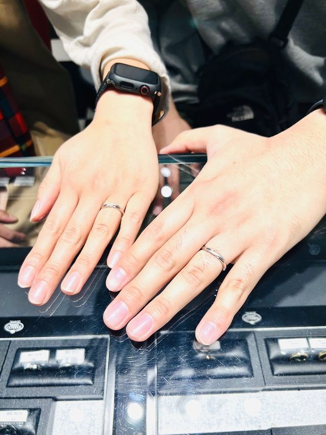 指輪受取時にお店の方に撮ってもらいました。