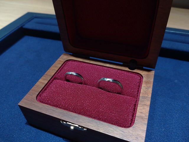 左右で異なるデザインのため見る角度で雰囲気が変わります。