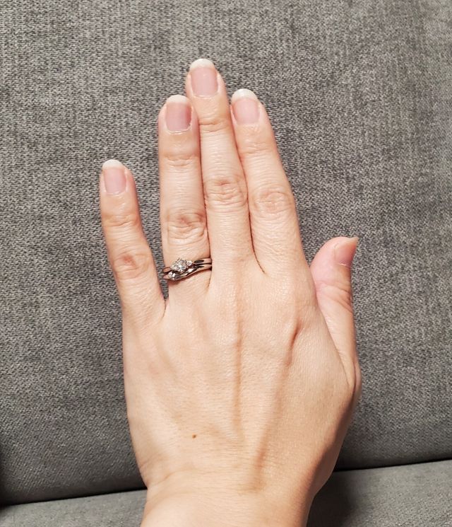 俄の結婚指輪(結)と重ね付けすると更に可愛いです。