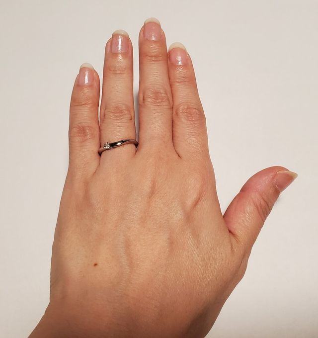 シンプルだけどウエーブ状でメレダイヤ付きなのが可愛いです。