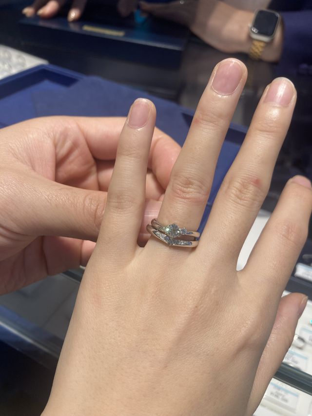 下につけているのが今回購入した結婚指輪です。