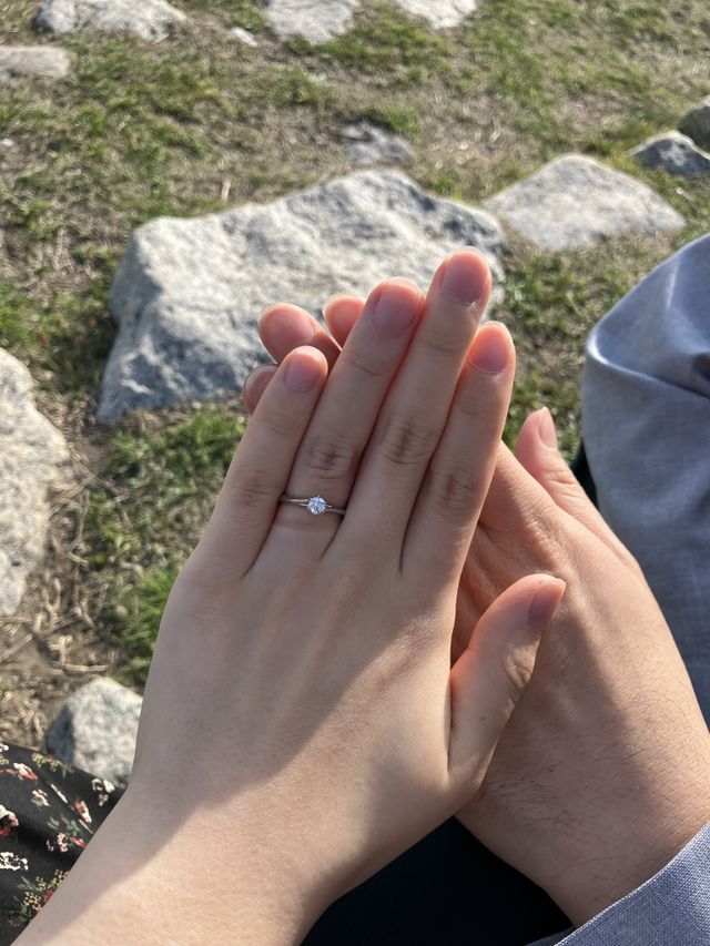 婚約指輪を購入したその日に撮影しました。