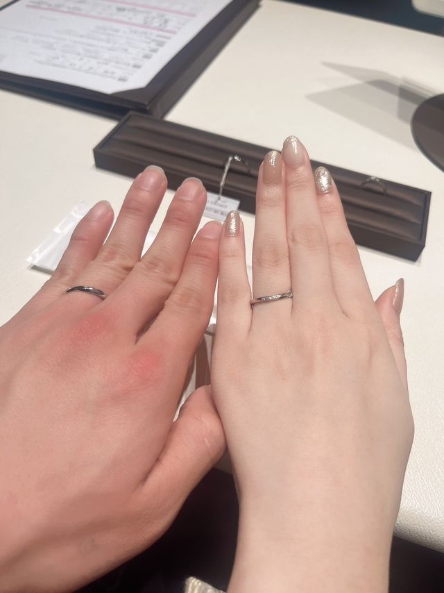 指輪を試着している写真