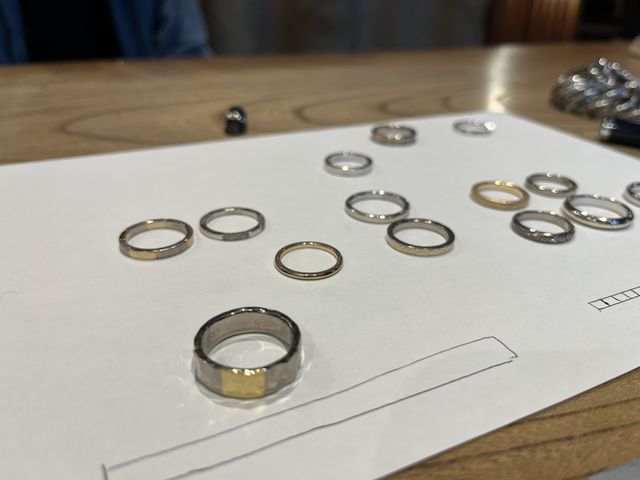 たくさんのサンプルの中からイメージを膨らませ、フルオーダー