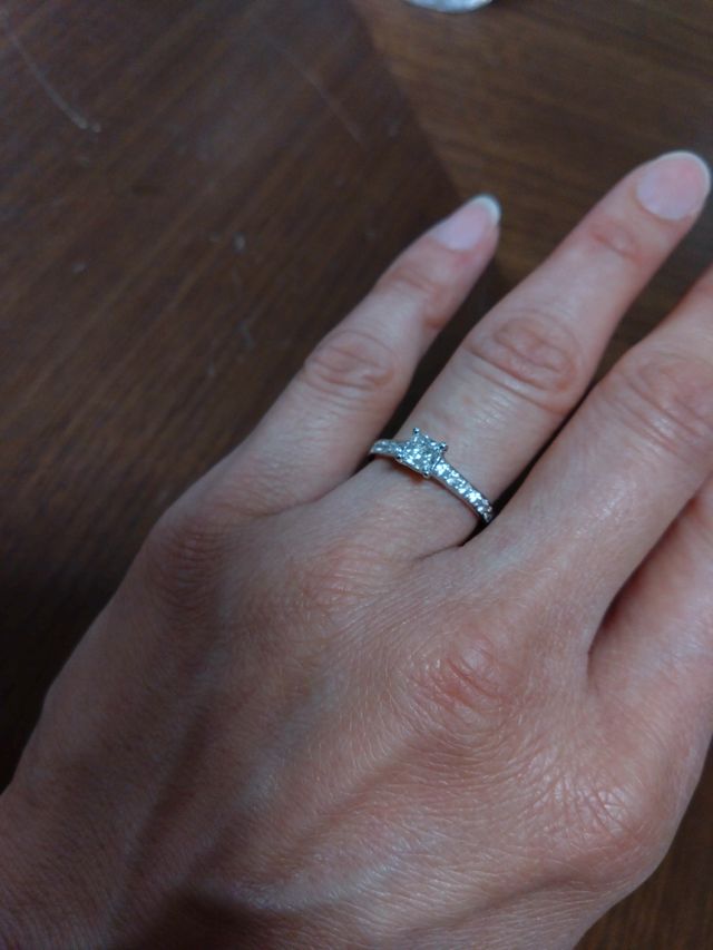 プリンセスカットのメインダイヤとメレダイヤ