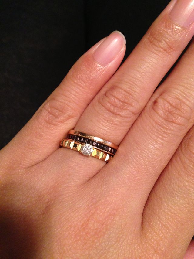 婚約指輪と重ねたイメージ