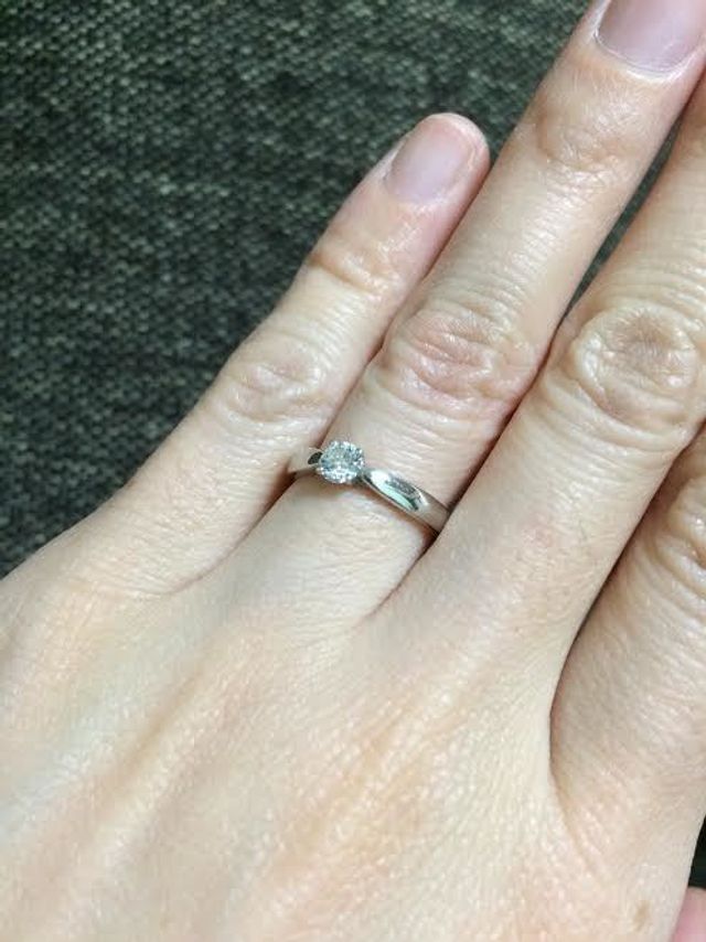 キラキラ輝くダイヤがついたシンプルなデザインの婚約指輪