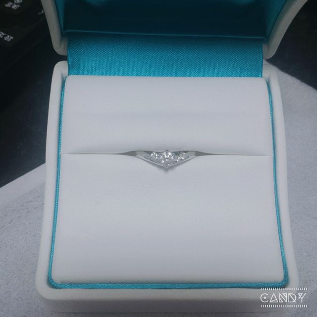 指が短いので、Vラインの指輪を選びました