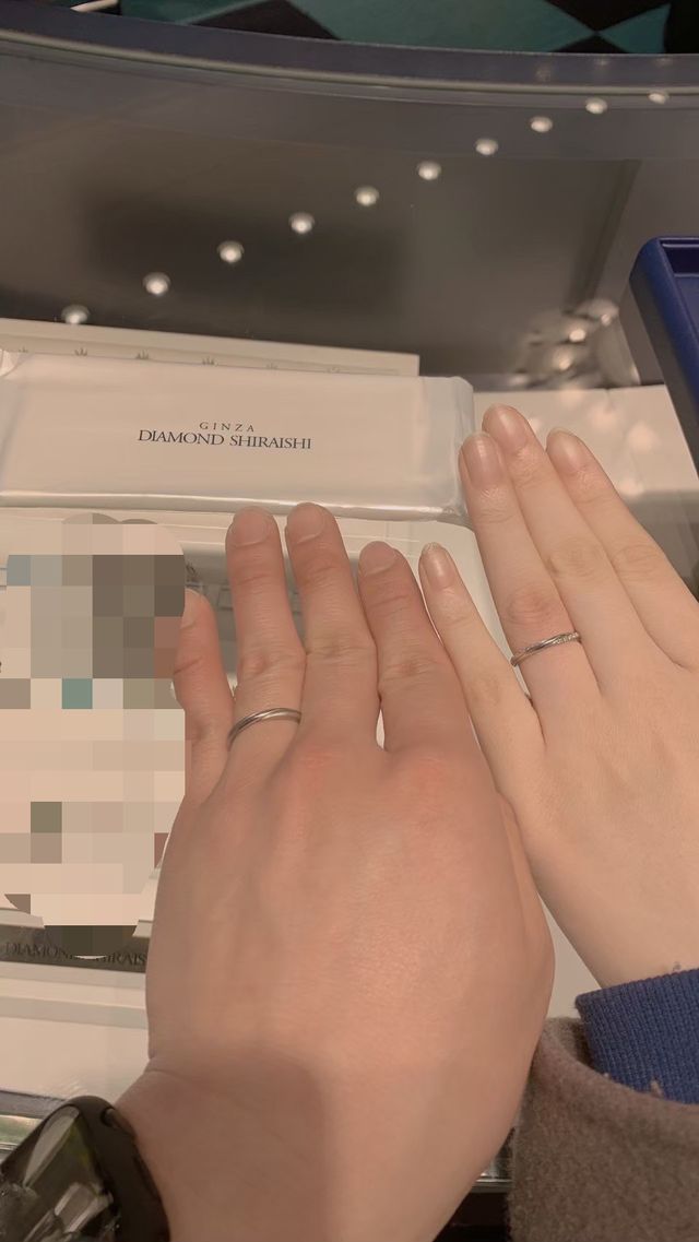 ペアの指輪をつけた写真