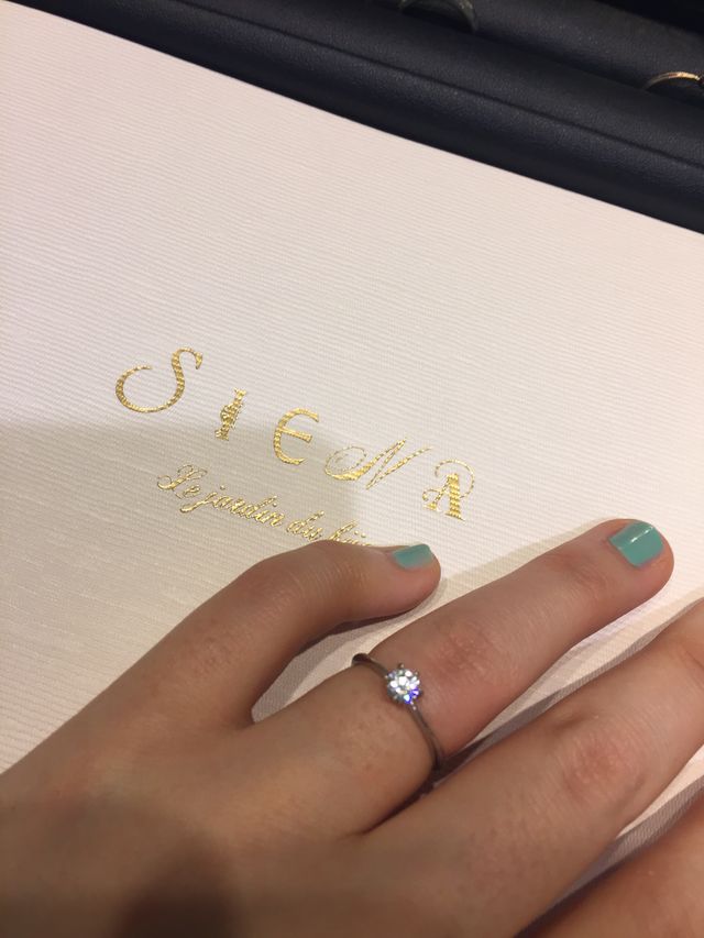 一粒のダイヤモンドとロゼチナという素材のリング