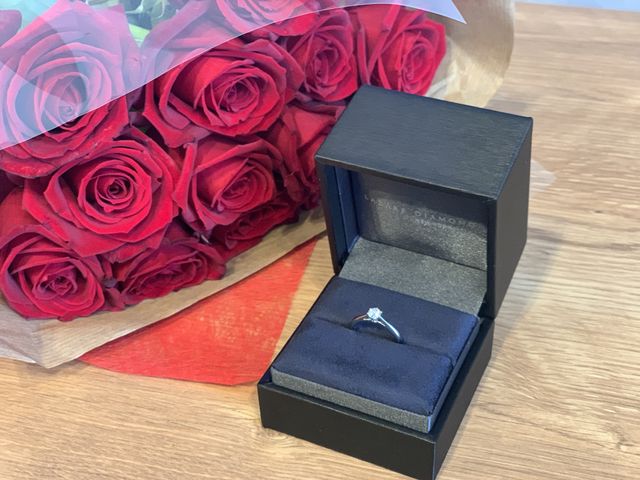 婚約指輪と薔薇