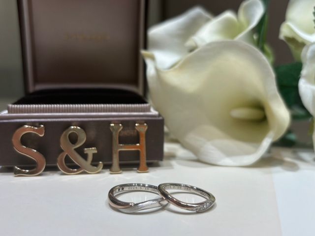 イニシャル、ロゴが確認できる写真。