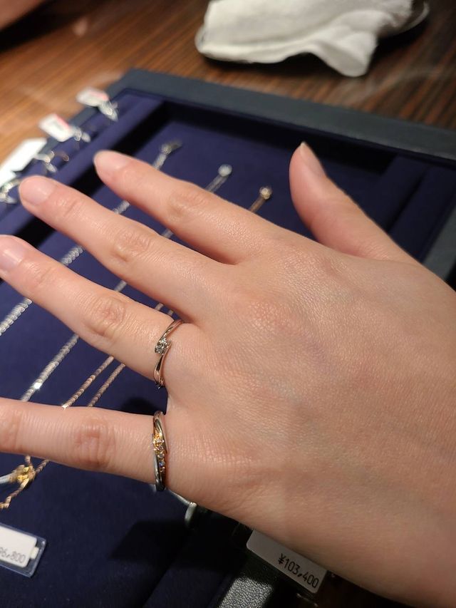 小指にLOVENOTES着用