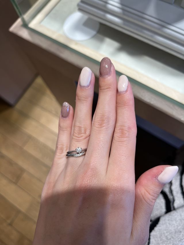 V字タイプの結婚指輪に、ストレート型の婚約指輪