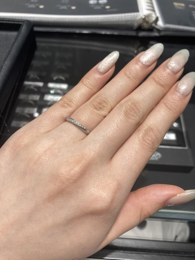 斜めにメレダイヤが入ったデザインです。