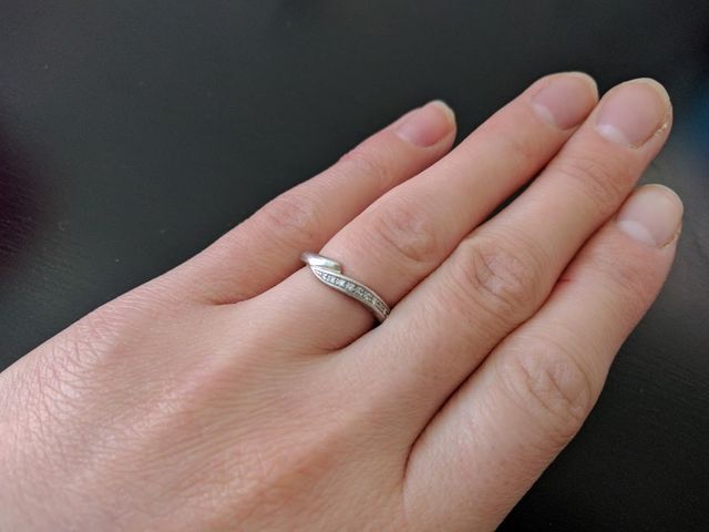 ダイヤが埋め込まれたタイプで、婚約指輪とセットの指輪です。