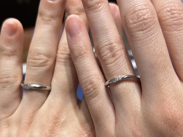 真ん中に共通のデザインが入っており、ペア感が感じられます。