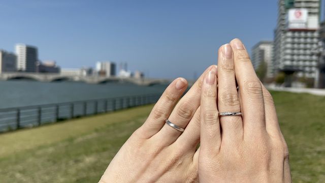 似た部分に男性用の指輪に加工を施しています。