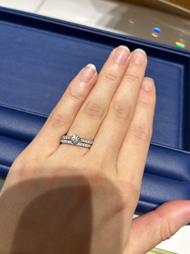 試着時の写真で、こちらを購入しました。エンゲージリングです。
