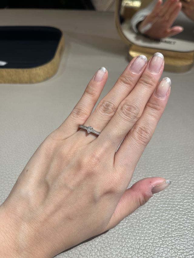 派手すぎないけれど存在感があるデザインです。