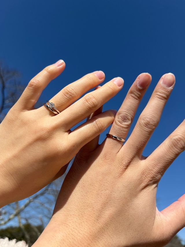 薬指に馴染むように12&deg;傾いてるデザインです。