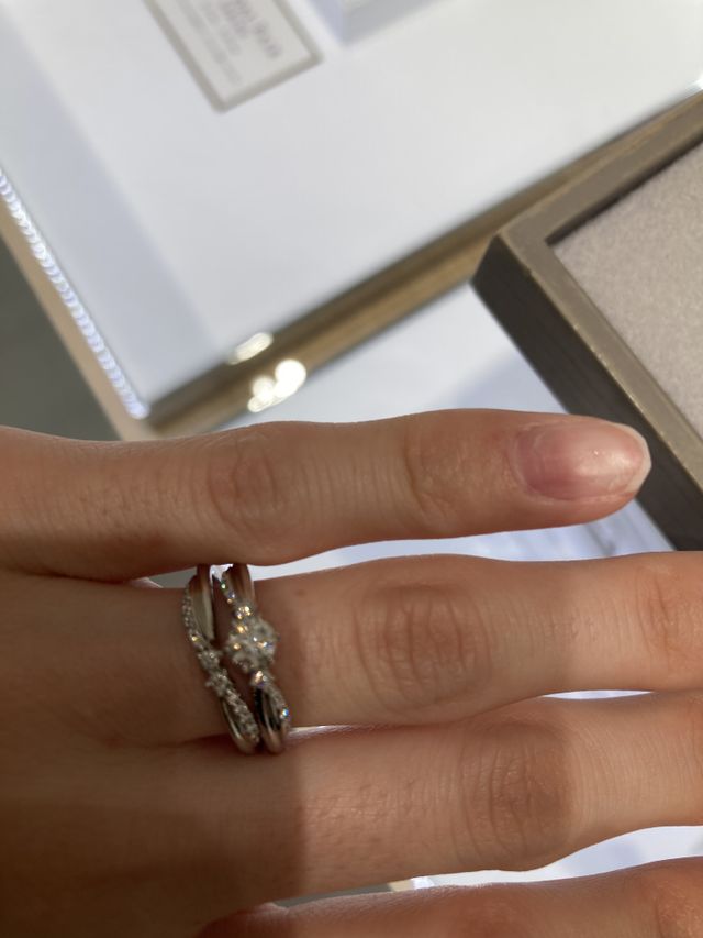 結婚指輪と重ね付け画像です。