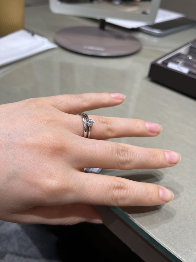 婚約指輪と結婚指輪の重ね付けイメージ