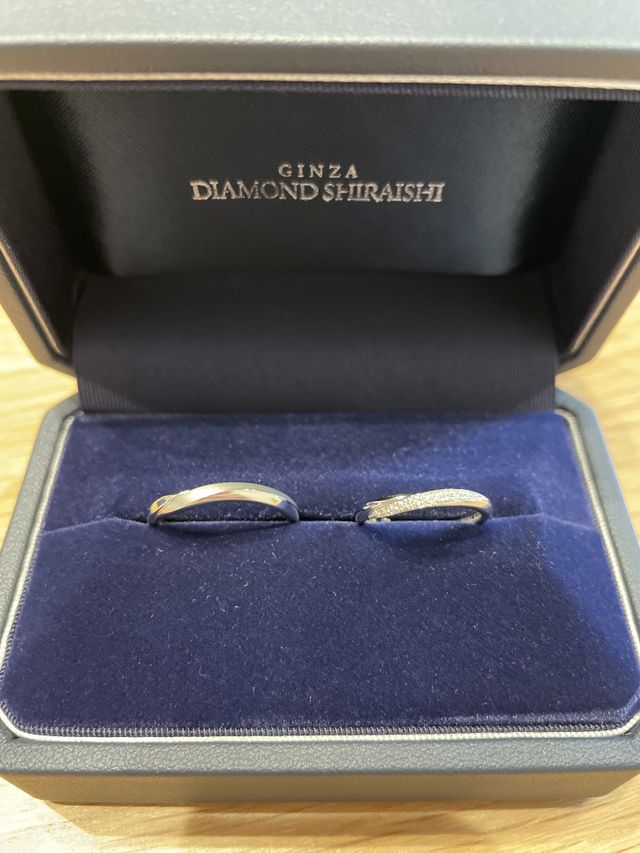 ダイヤに光が当たった時、キラキラ輝いてエレガントです。