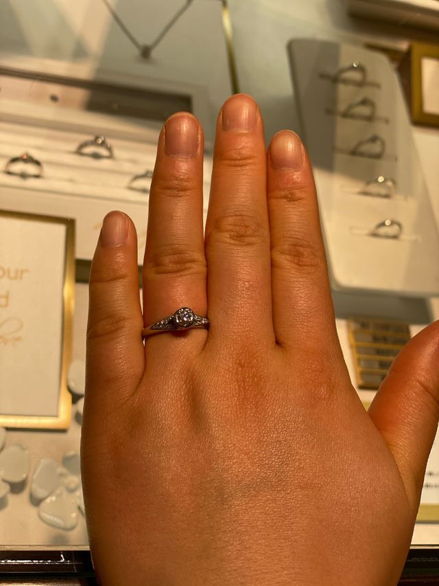 婚約指輪を試着させていただきました。