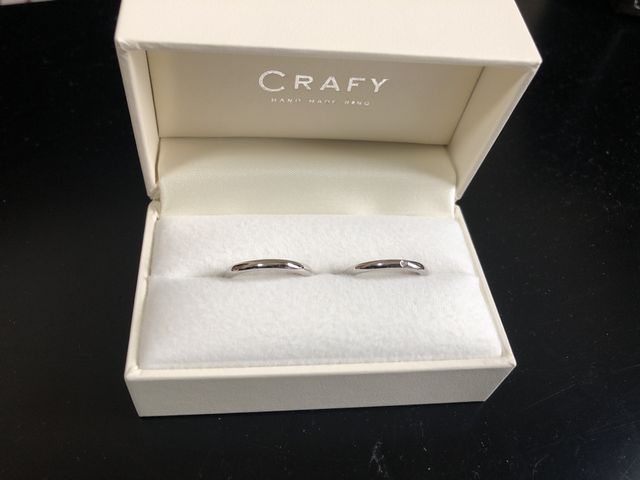ペアの結婚指輪です
新婦のみ、表にダイヤモンドを入れました