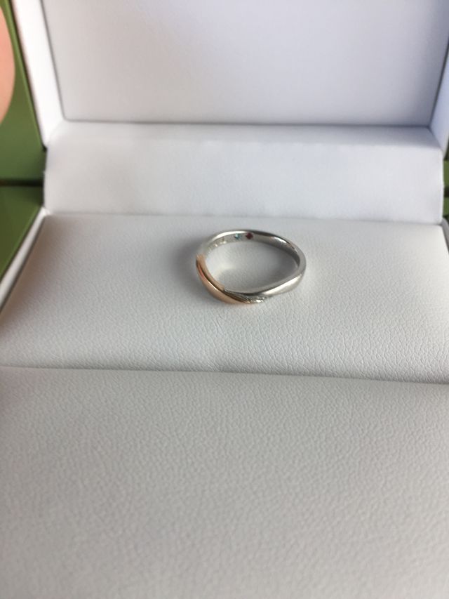 内側には誕生石とイニシャルの刻印がなされています。