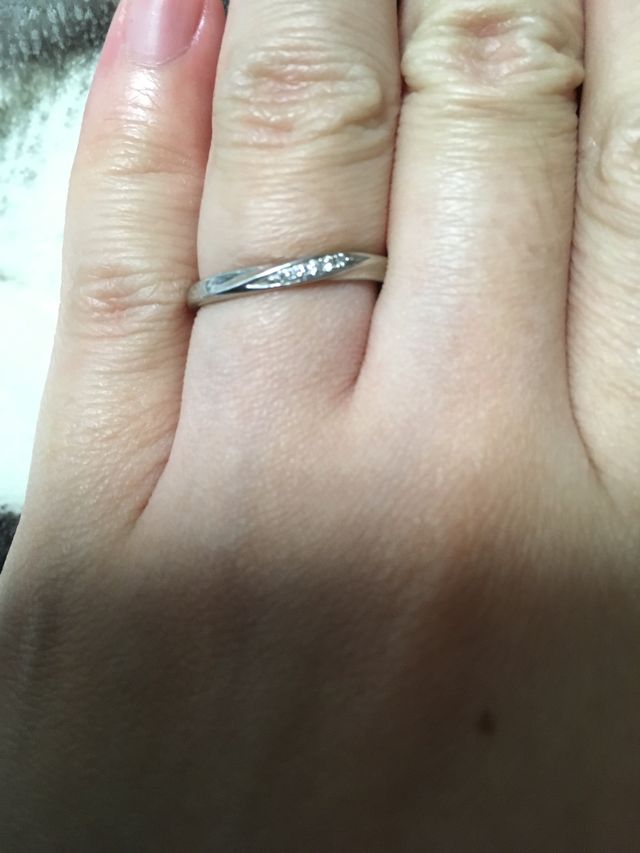 ダイヤが5つ入ったデザインです