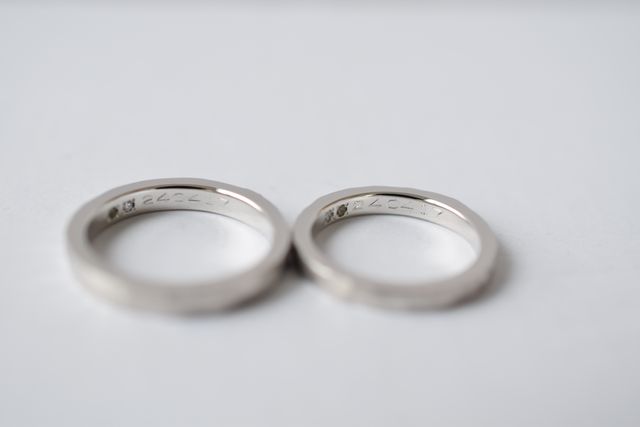 夫婦の誕生石2つずつと結婚記念日の刻印を入れていただきました