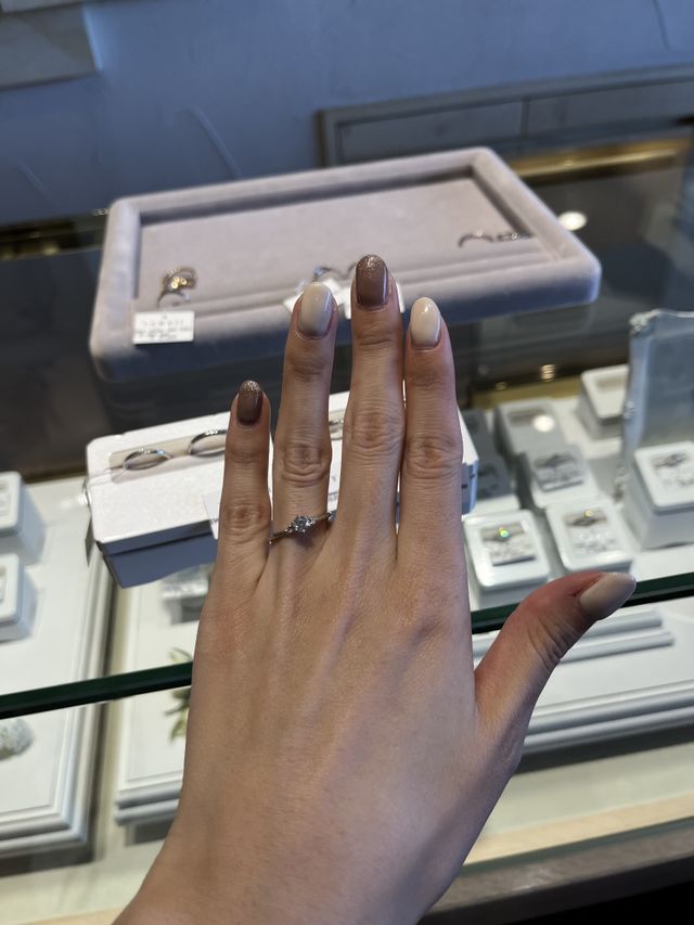 真ん中にダイヤと両脇にも小さなダイヤ付き