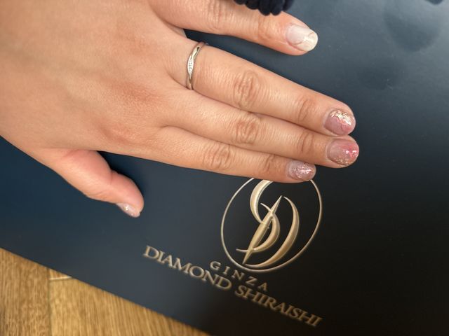 結婚指輪です。
ダイヤが少しあるのがとてもかわいいです。
