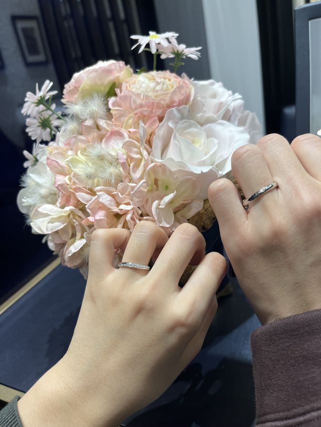 シンプルで細身だがデザイン性もあるリング。