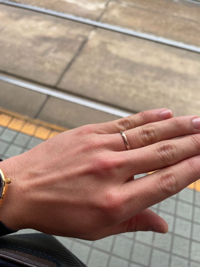 指輪を受け取った帰り道に早速着用して帰りました。